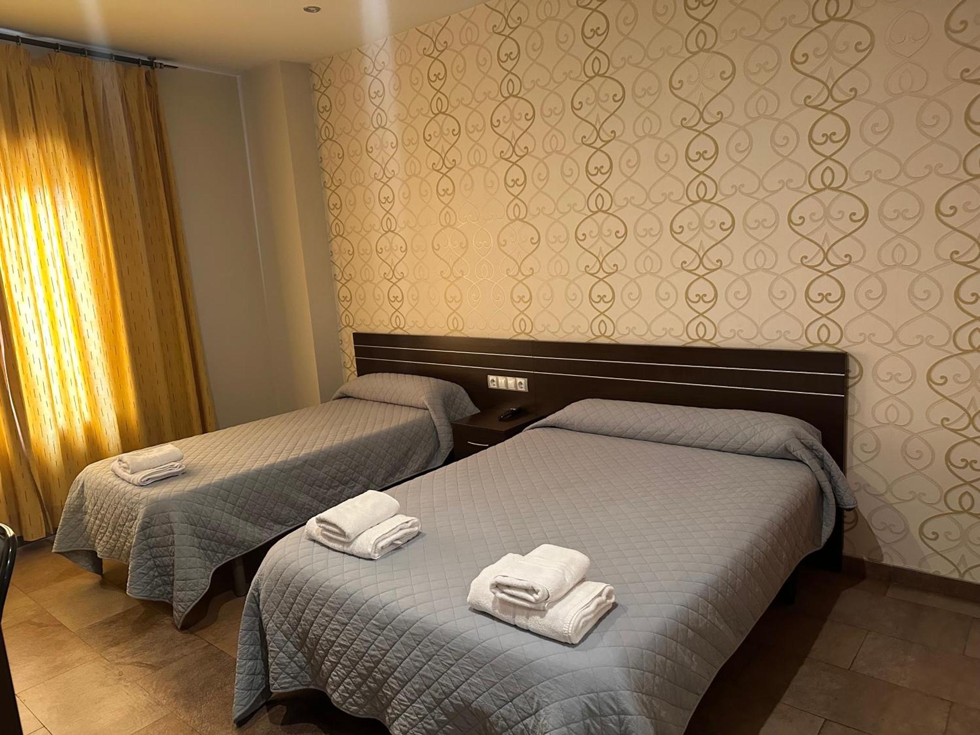 Hostal Venecia Monzón 외부 사진